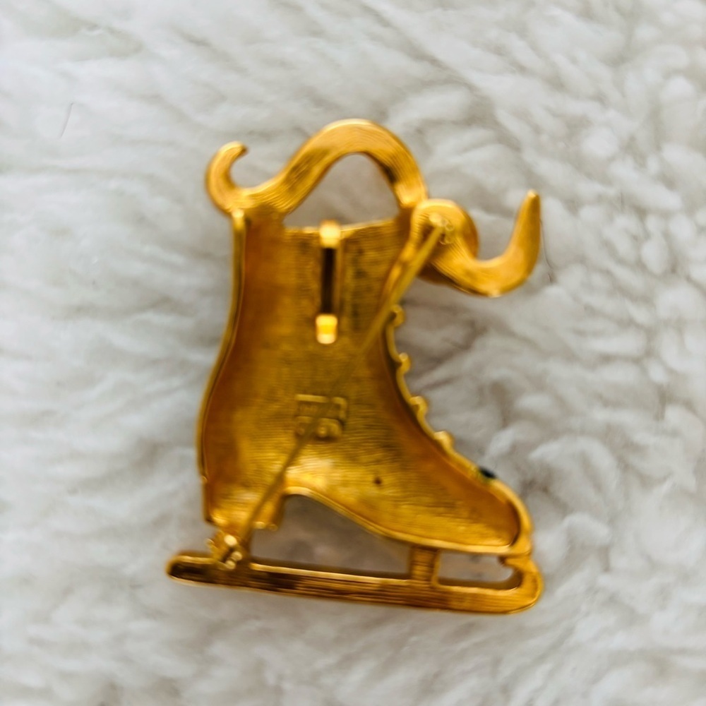 Trifari 1997 Gold and Green Enamel Ice Skate Brooch Pendant - Picture 6 of 11